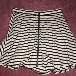 BLACK AND WHITE SKIRT- adorable, with zipper!